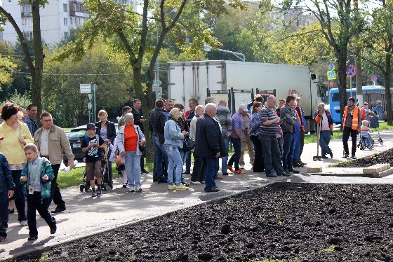 Местные жители наблюдают за посадками Местные жители наблюдают за посадками